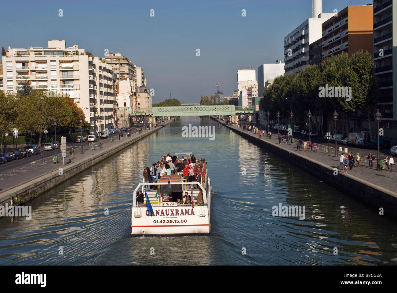 Bateaux Mouches sur le canal St Martin a Parigi Francia Foto Stock
