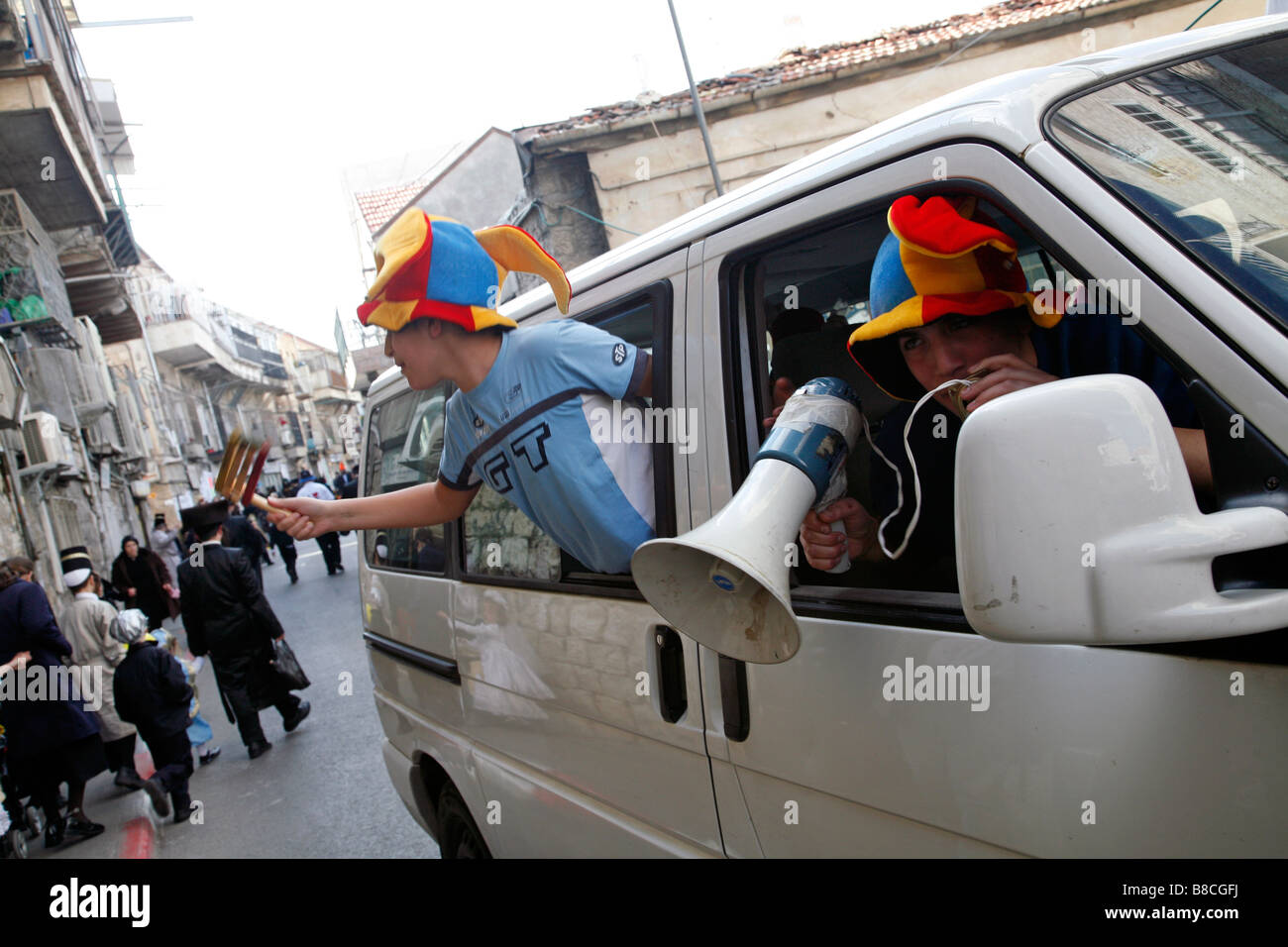 I giovani israeliani celebrare la festa di Purim, una religiosa ebraica festival, in Mea Shearim, un religioso quartiere di Gerusalemme. Foto Stock