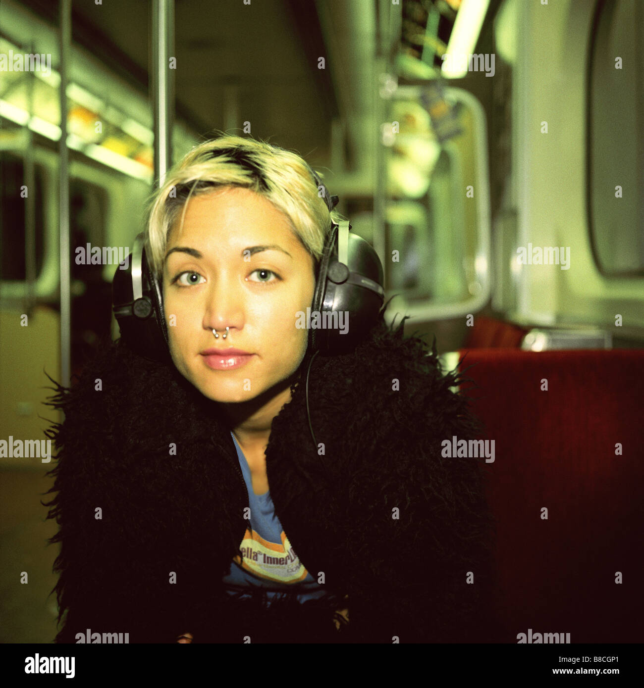 FL6308, Huy Lam; Ritratto giovane donna che indossa le cuffie alla metropolitana Foto Stock
