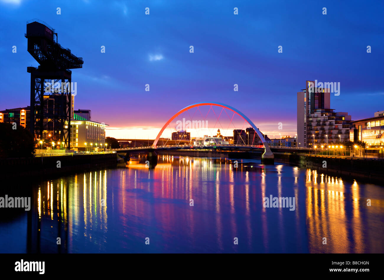 Glasgows squintie ponte che attraversa il fiume Clyde di Finniston all'alba Foto Stock