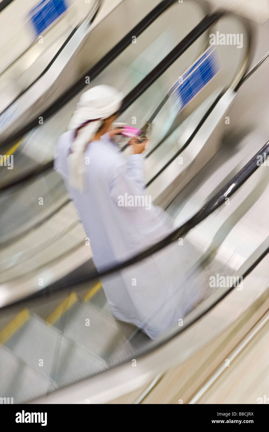 Dubai, UAE, un uomo vestito tradizionalmente in un dishdash e gutra, tunica bianca e copricapo. Foto Stock