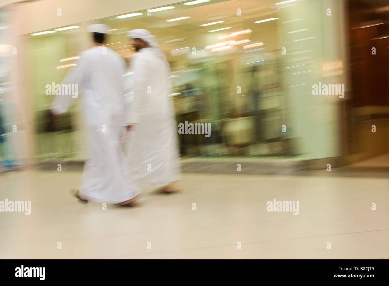 Dubai, UAE, due uomini tradizionalmente condita in dishdashs e gutras, vesti bianche e copricapo. Foto Stock