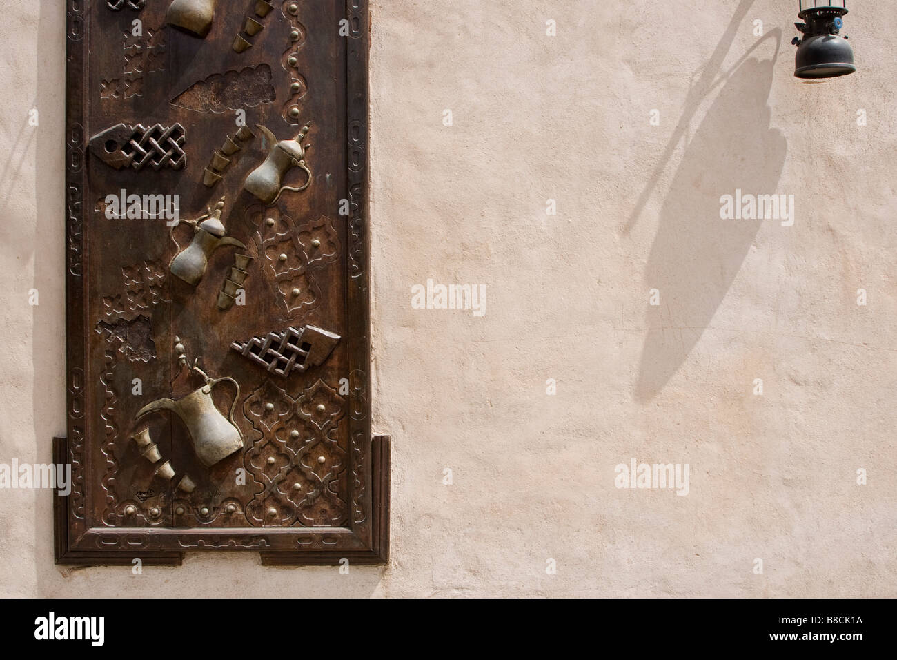 Dubai, UAE, allestita ante in legno presso il Villaggio del Patrimonio culturale nel Bur Dubai Foto Stock