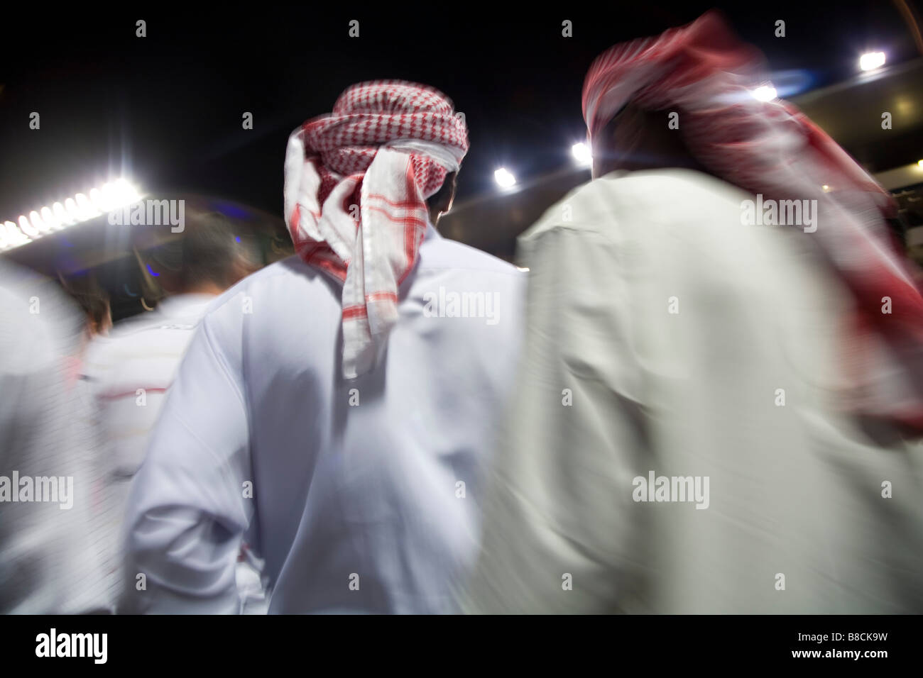 Dubai, UAE, piccolo gruppo di tradizionalmente condita uomini musulmani il roaming di motivi di Nad Al Sheba Foto Stock