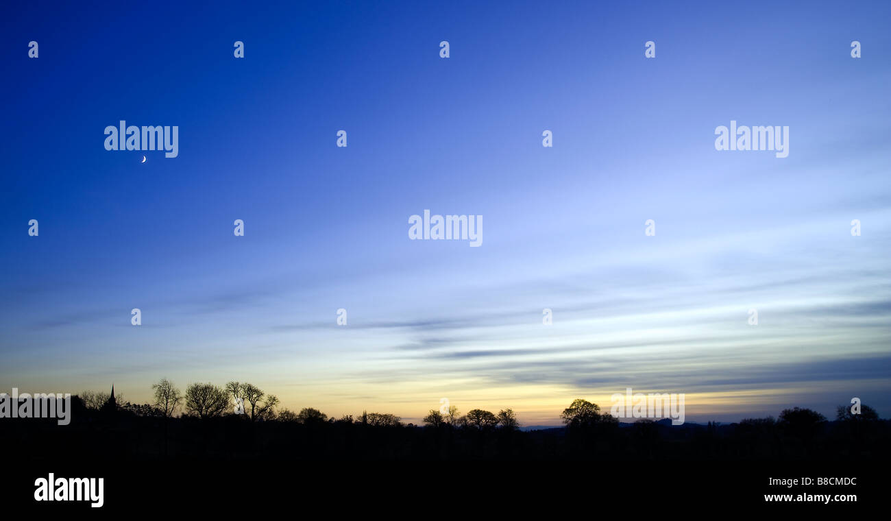 Un colpo al crepuscolo dell'inverno chiaro cielo sopra la campagna inglese e quando scende la notte. Foto Stock