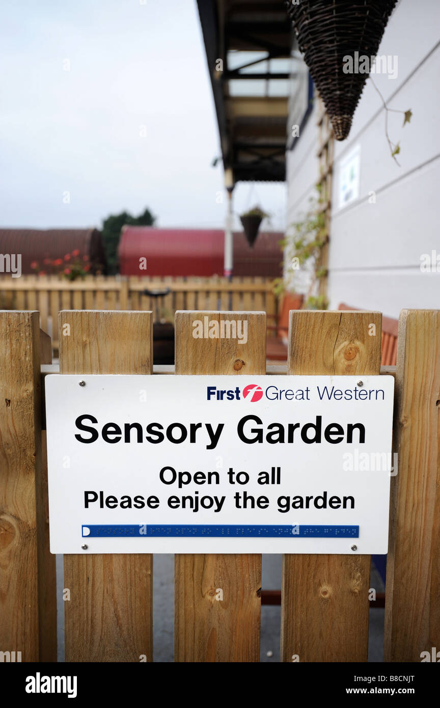 Un cartello sulla porta d'ingresso ad un giardino sensoriale sulla piattaforma A SWINDON STAZIONE FERROVIARIA REGNO UNITO 2008 Foto Stock