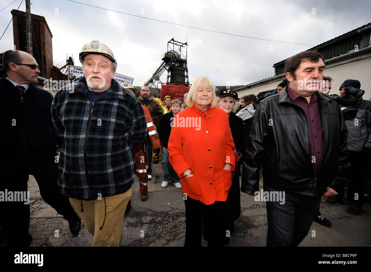 DAI DAVIES CH NUM lasciata bianca cappello e Kevin Williams SEC NUM DESTRA PORTANO IL MARZO lontano dal tower COLLIERY IN HIRWAUN S GALLES Foto Stock