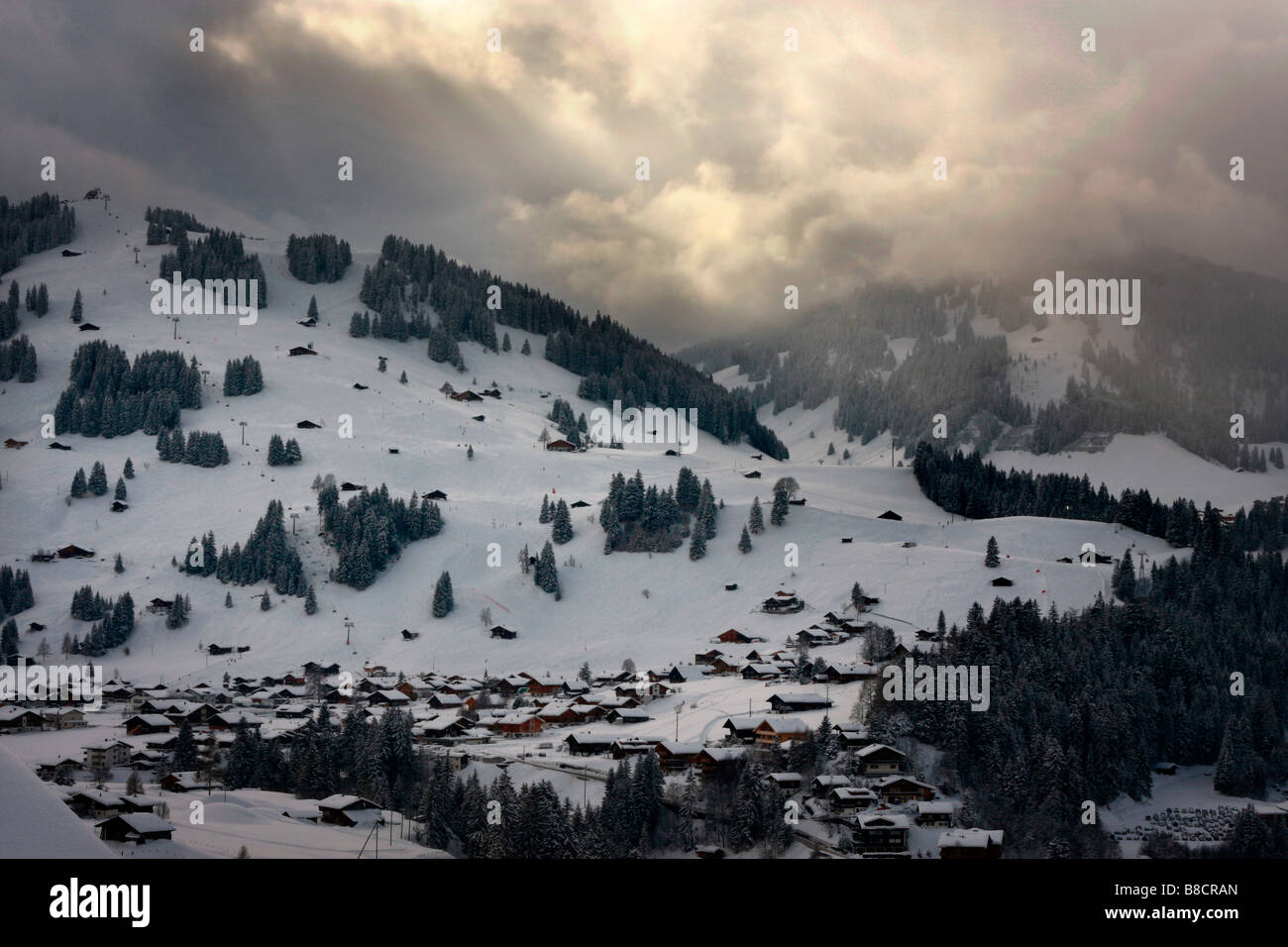 Chuenisbärgli World Cup Ski Run e la montagna Silleren guardare su Adelboden, Svizzera Foto Stock