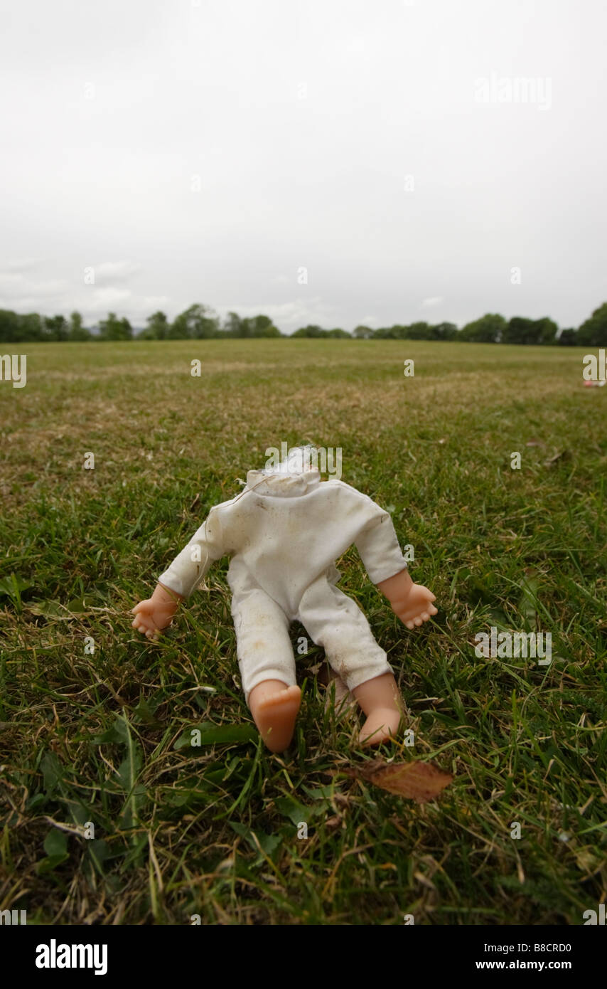 Una bambola mancante di una testa in un parco. Foto Stock