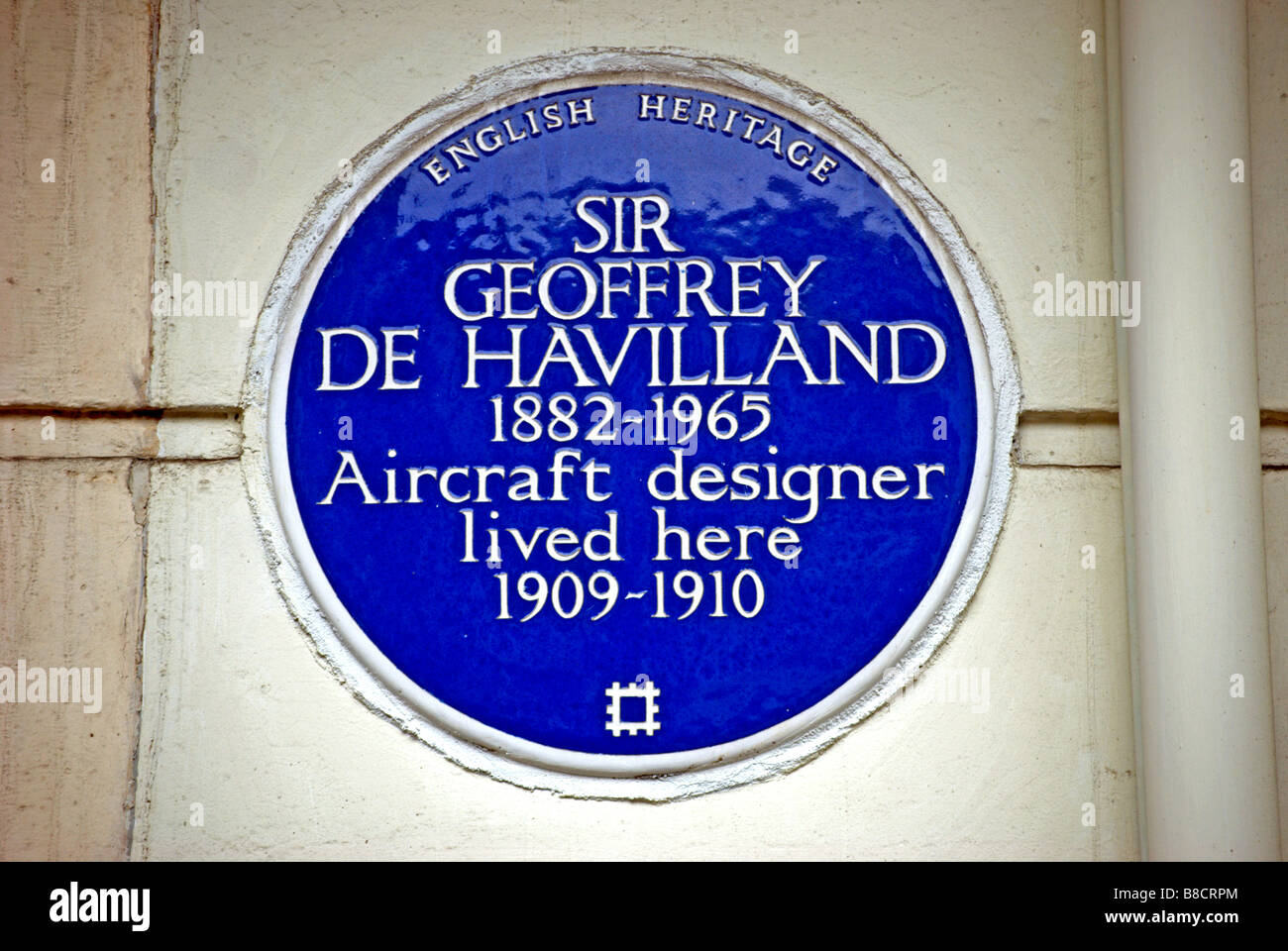 English Heritage targa blu segnando un ex casa di aeromobili designer sir geoffrey de Havilland, Barons Court, Londra, Inghilterra Foto Stock