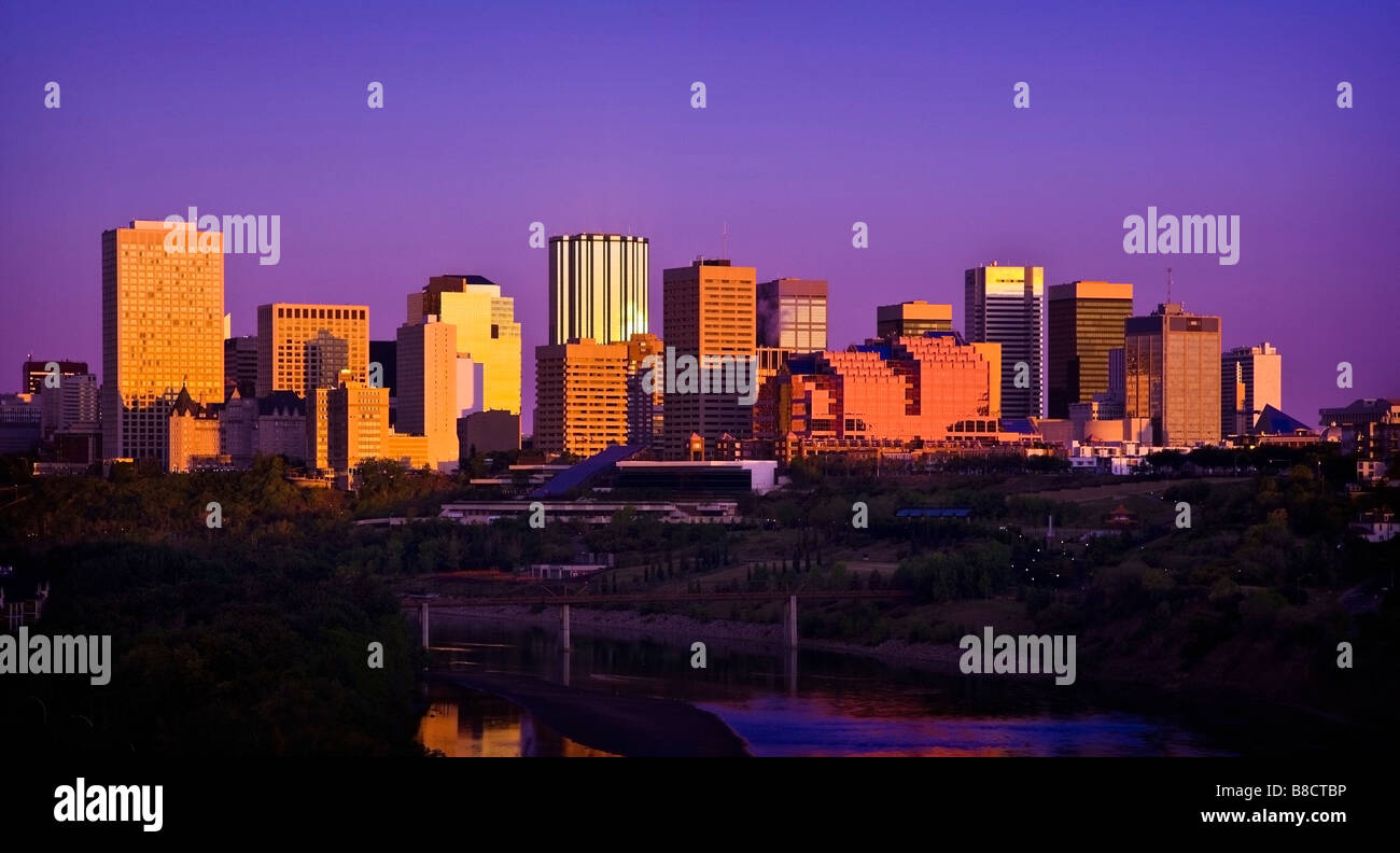 Edmonton, Alberta, Canada; la città al crepuscolo Foto Stock