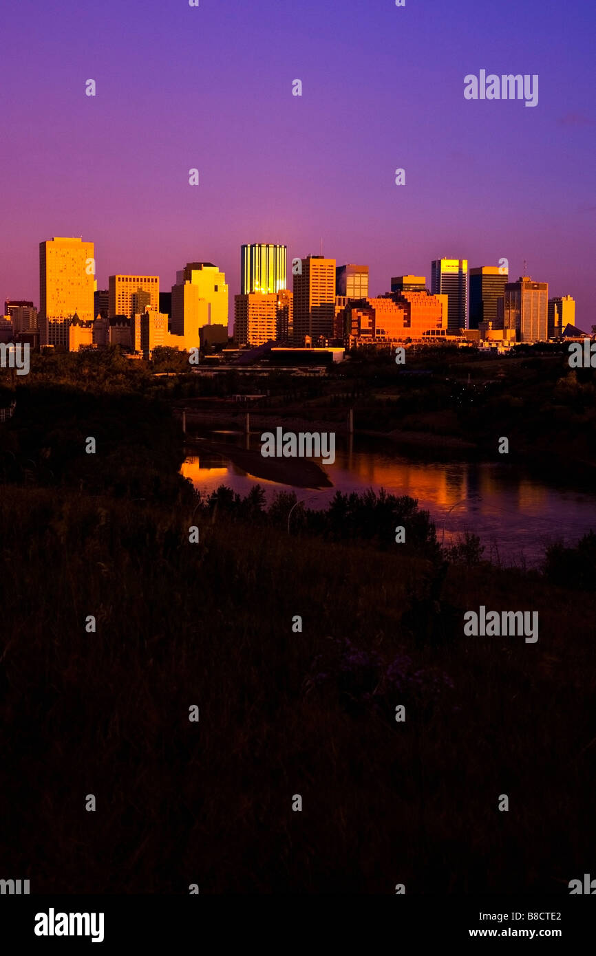 Edmonton, Alberta, Canada; la città al crepuscolo Foto Stock