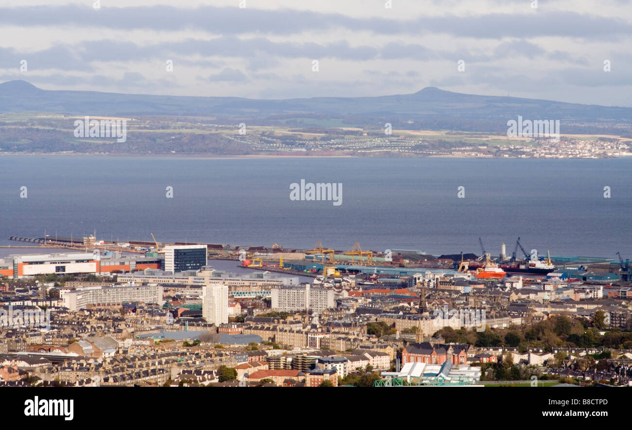 Una vista in elevazione in tutta Edimburgo da Arthurs Seat su Leith Docks con il Firth of Forth E IN BACKGROUND Foto Stock