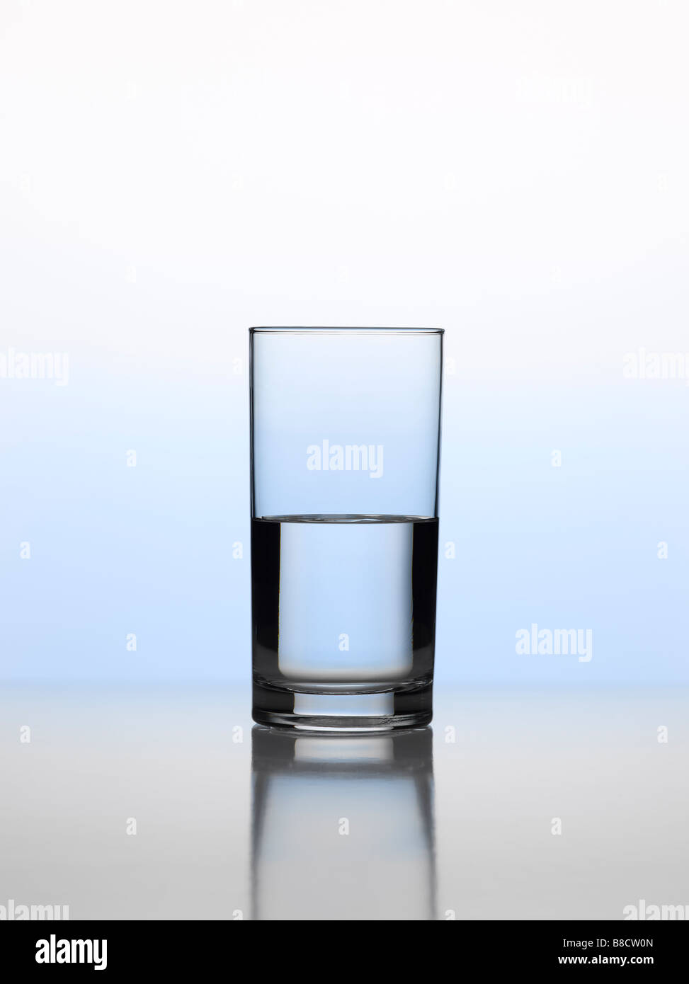 Bicchiere mezzo pieno Foto Stock