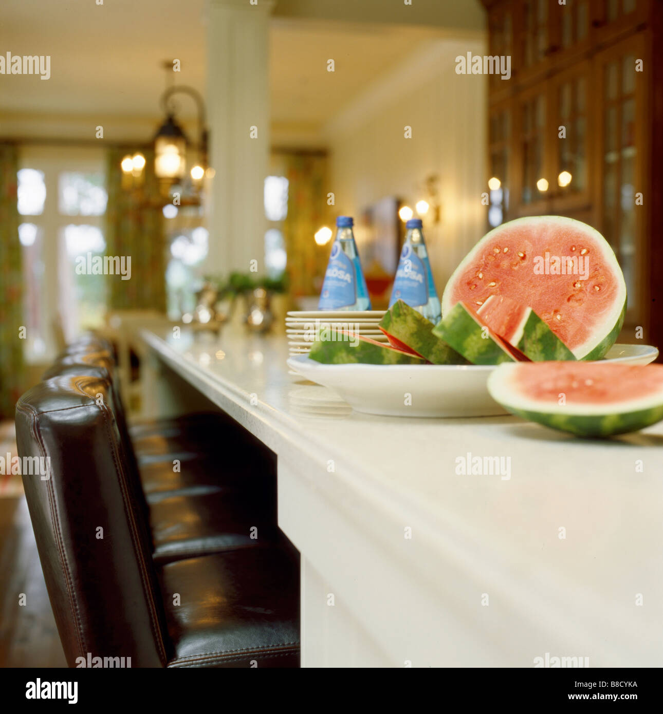 Fette di cocomero acqua imbottigliata Bancone Bar Foto Stock