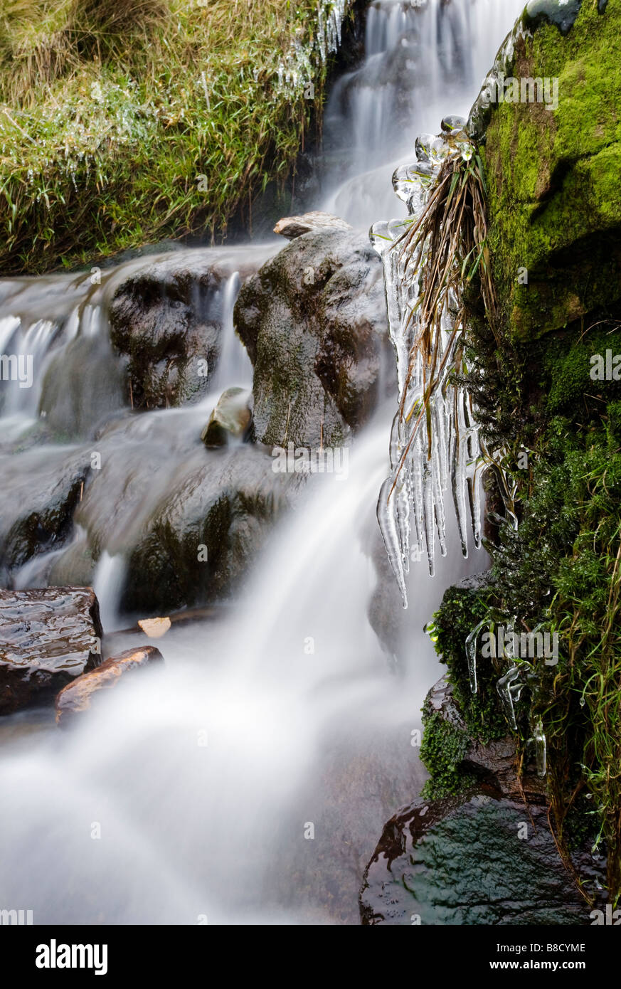 Cascata ghiacciata / flusso in Peak District Foto Stock