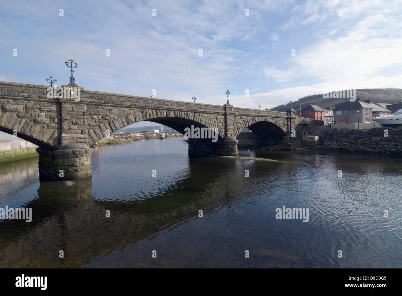 Ponte in Aberystwyth attraversando il fiume Ystwyth Foto Stock