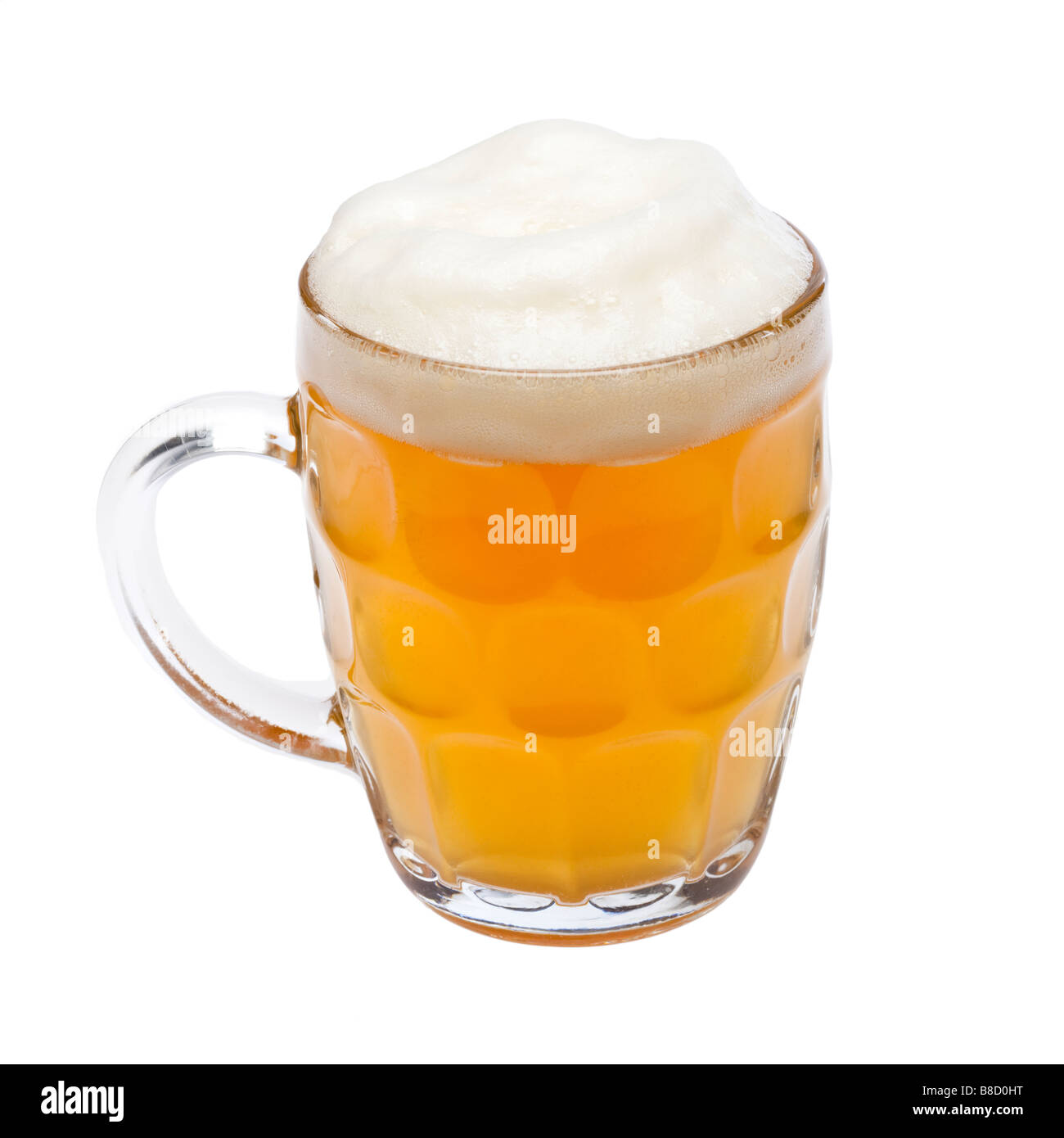 La pinta di tedesco tradizionale birra di frumento Weissbier con testa schiumoso su bianco Foto Stock