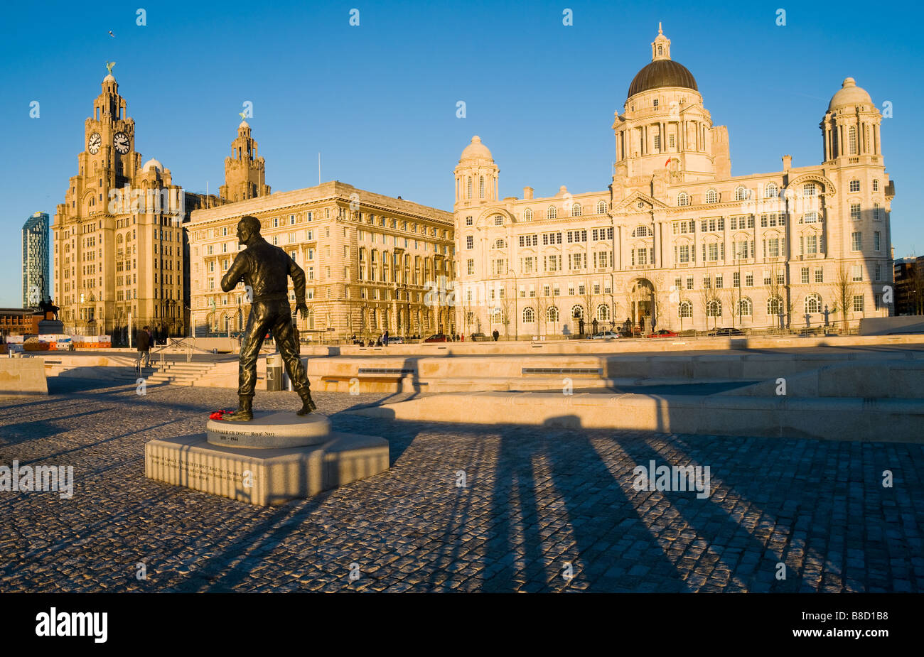 Statua del capitano F J 'Johnny'Walker CB,DSO e tre bar,Rn di fronte al porto di Liverpool edificio Pier Head Liverpool Foto Stock