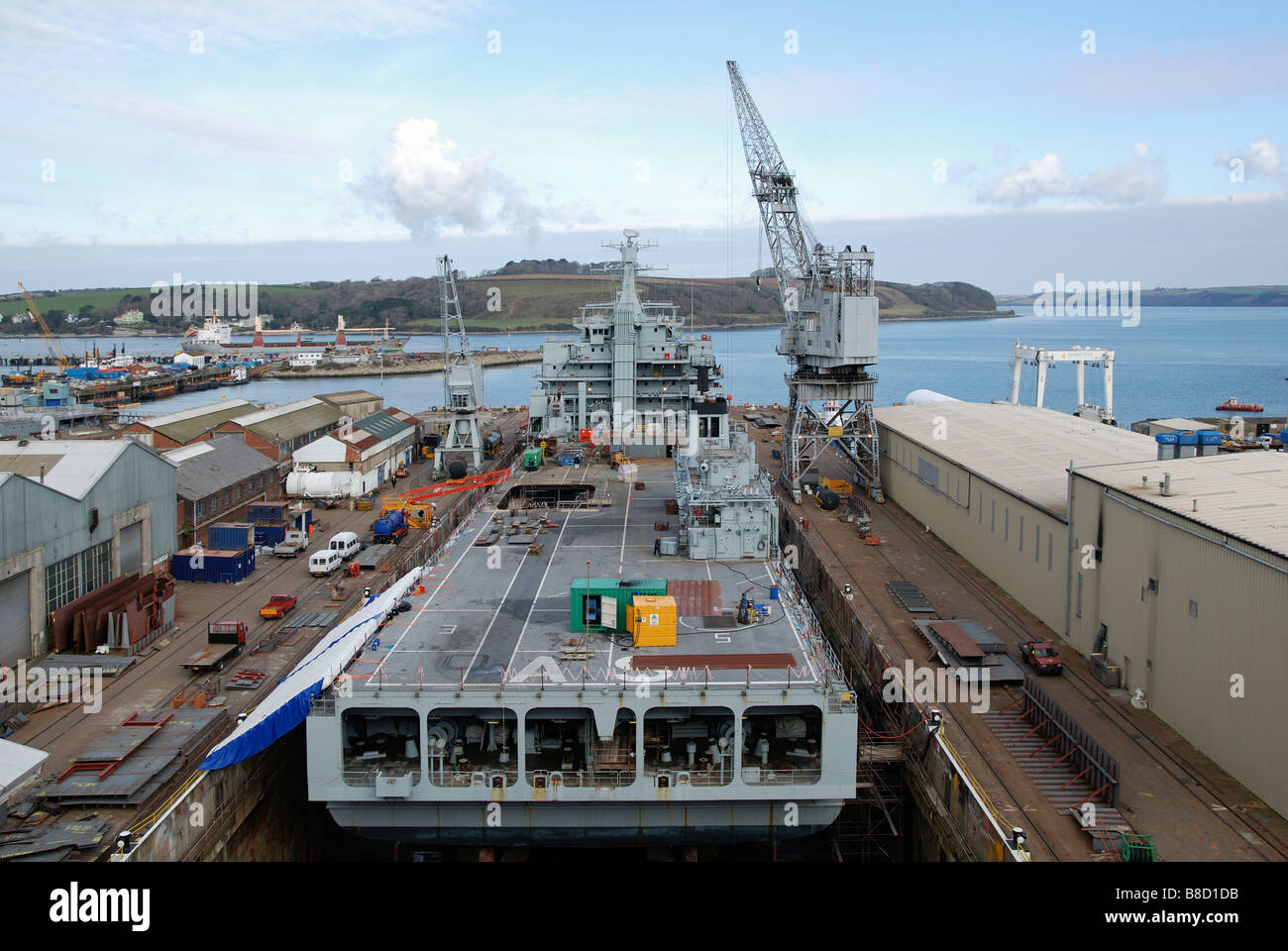 Una nave dalla Royal Fleet ausiliari sottoposti a riparazioni in bacino di carenaggio presso il cantiere navale in Falmouth, Cornwall, Regno Unito Foto Stock