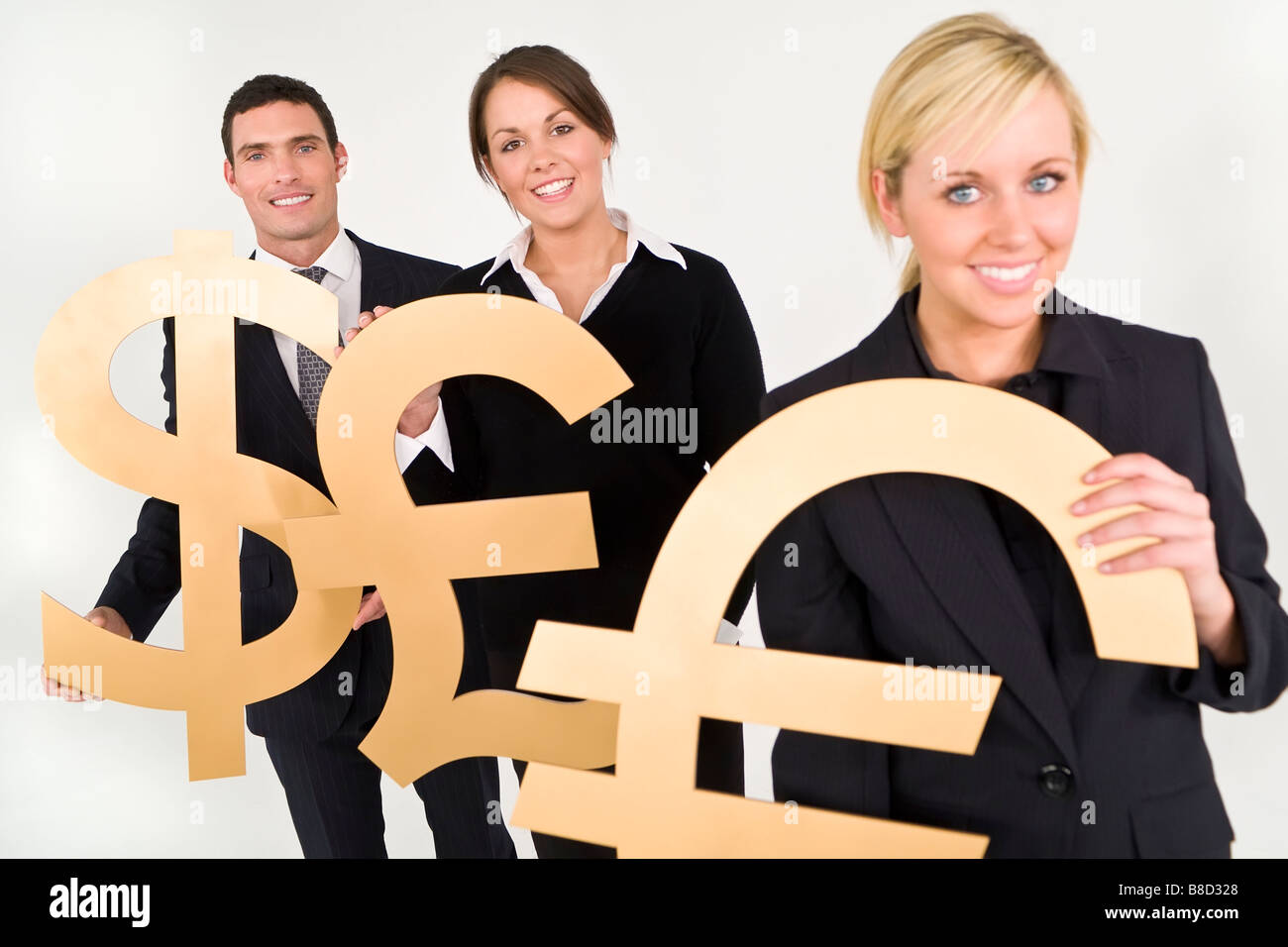 Concetto di Studio shot che mostra la gente di affari in piedi in una linea per il trasporto di giant Golden Dollar Pound Sterling e il simbolo dell'Euro Foto Stock