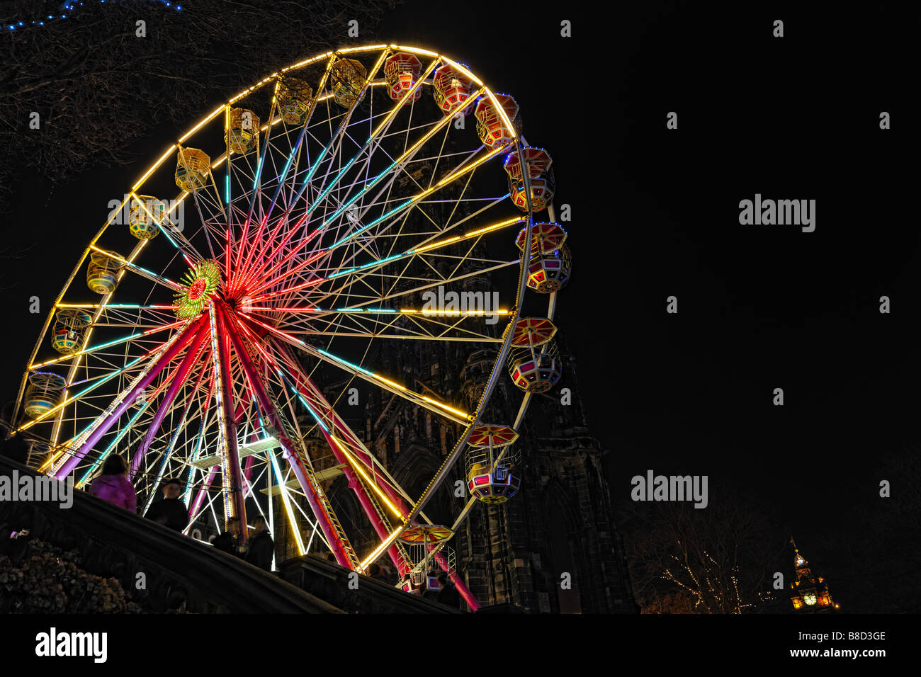 Grande ruota panoramica Ferris a est di Princes Street Gardens Edinburgh Scozia, parte del nuovo anno di vacanza attrazioni, di notte Foto Stock