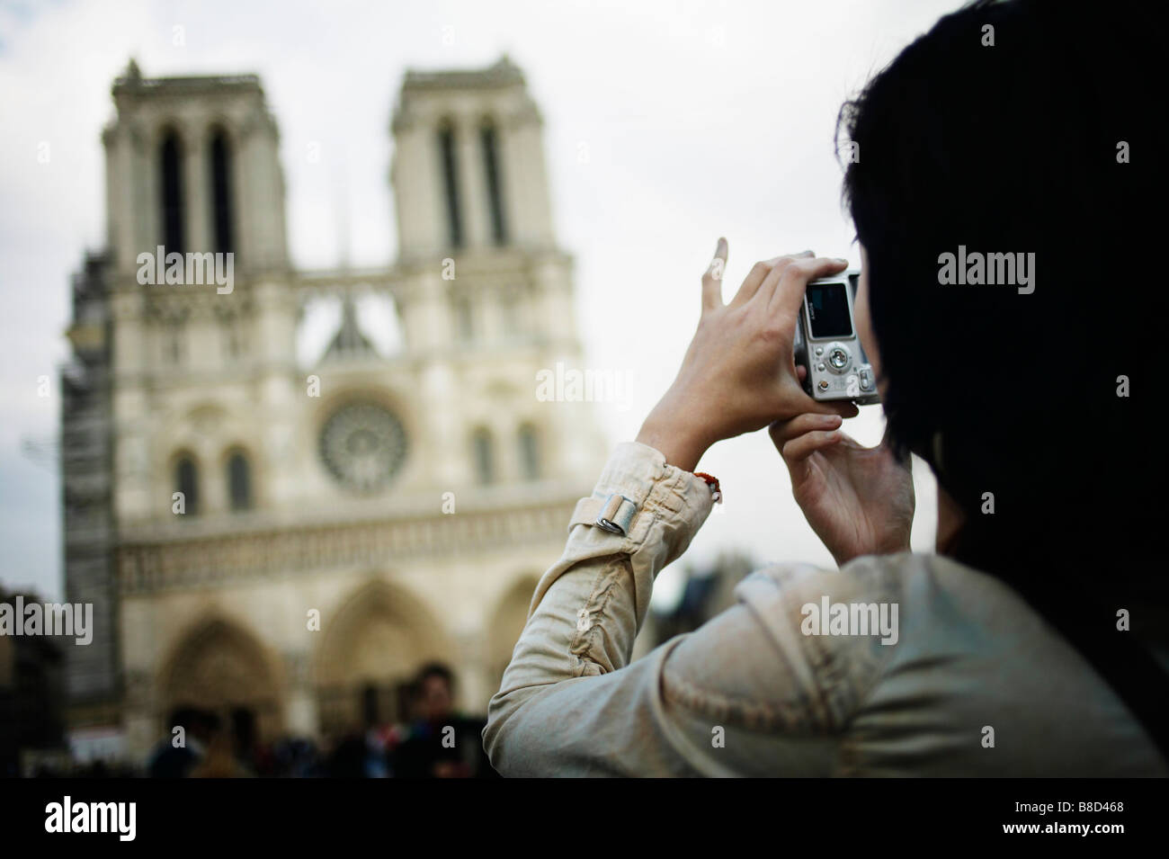 Tourist fotografare la Cattedrale di Notre Dame, Paris, Francia Foto Stock