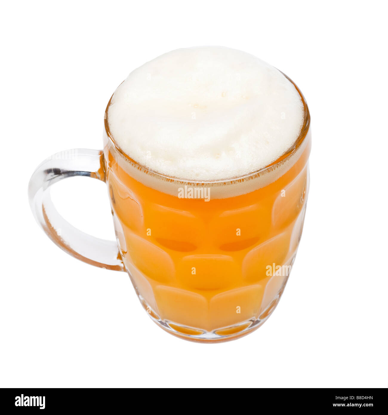 La pinta di tedesco tradizionale birra di frumento Weissbier con testa schiumoso su bianco Foto Stock