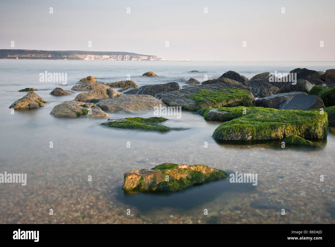 Rocce costiere in chiave Haven con un molto calma Solent e l'Isola di Wight in background. Foto Stock