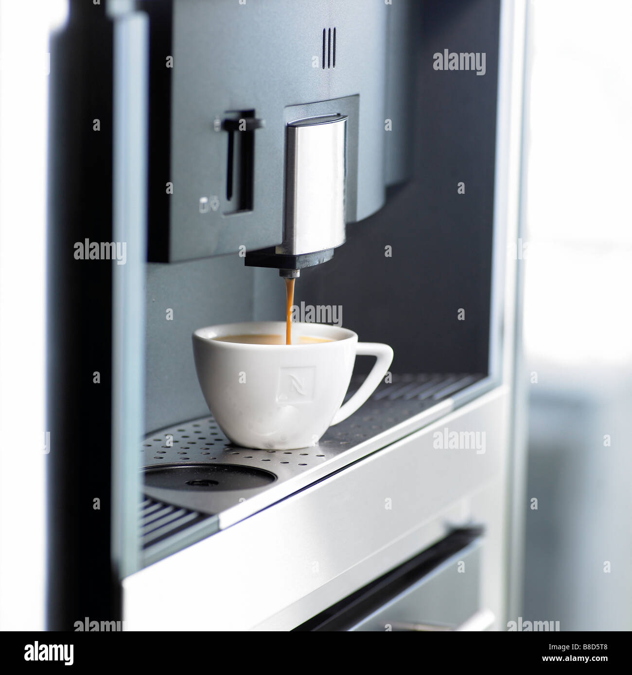 Dettagli Macchina per cappuccino il caffè nella tazza, Victoria, British Columbia Foto Stock