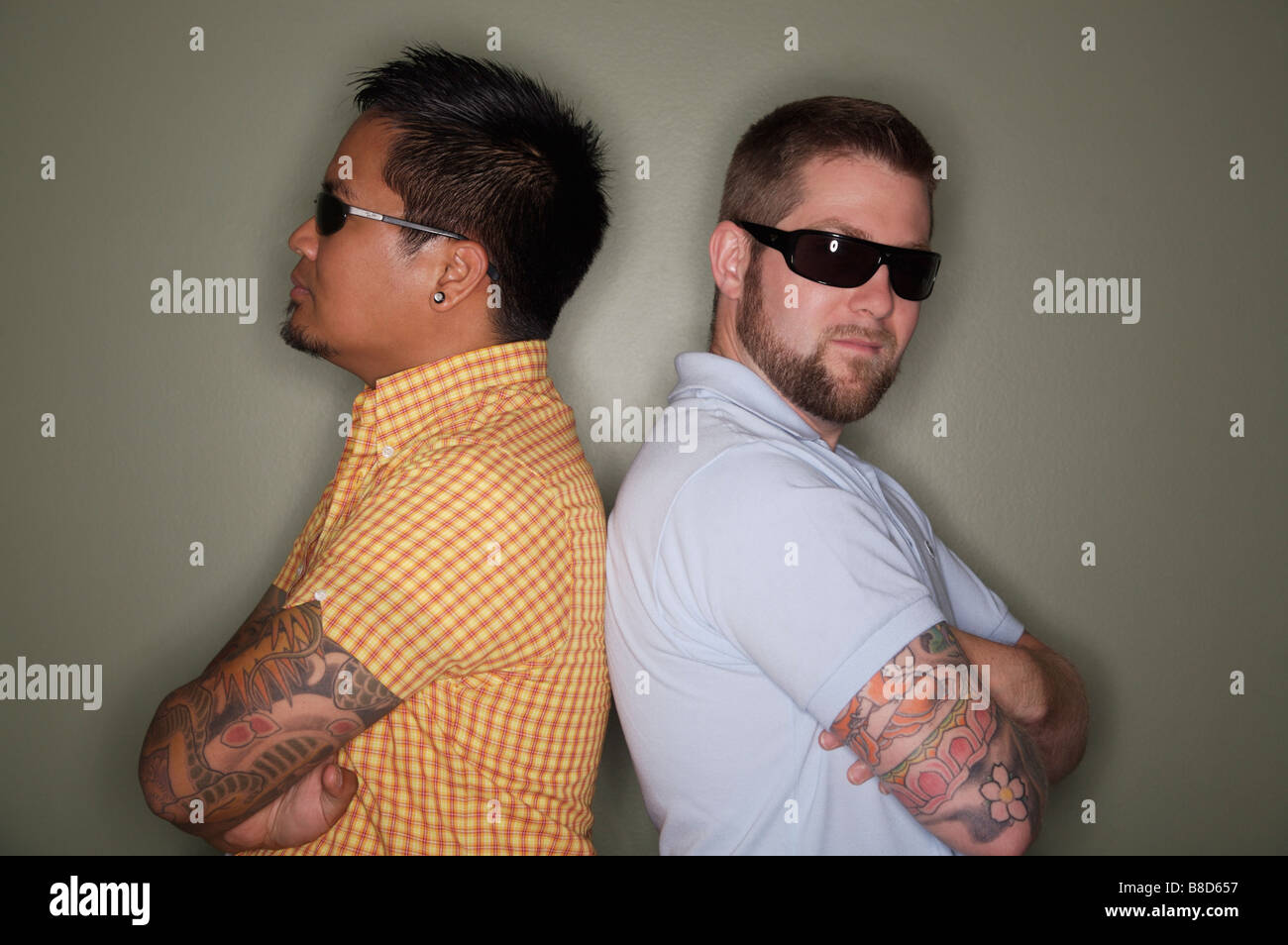 Coppia gay indossando occhiali da sole Foto Stock