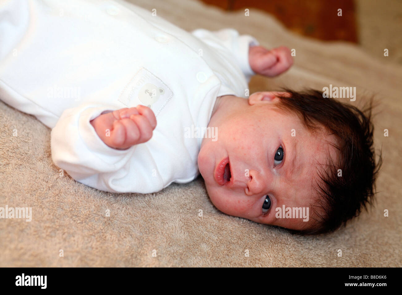 Una bambina sdraiata sulla schiena Foto Stock