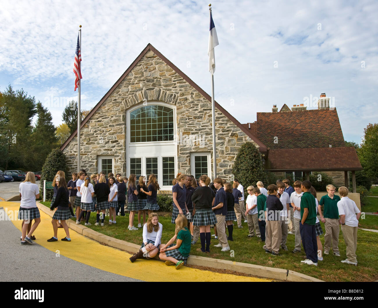 Gli studenti si sono riuniti intorno al pennone presso una scuola privata. Foto Stock