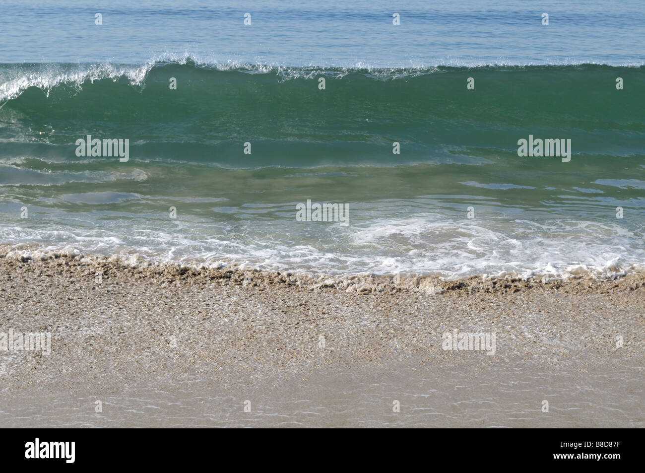 La frantumazione di onde sulla spiaggia della Baia di Santa Monica Foto Stock