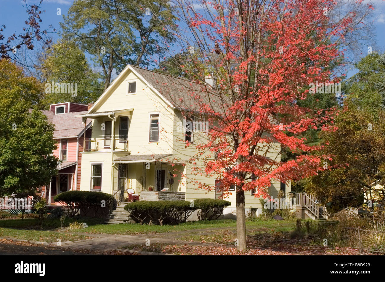 Bianco casa residenziale con autunno foliages alberi in Ithaca, NY, STATI UNITI D'AMERICA Foto Stock