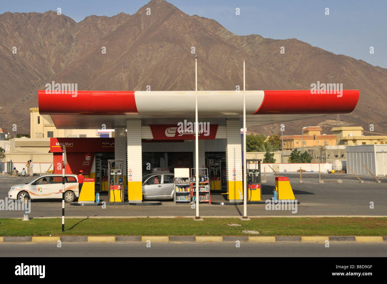 L'emirato di Fujairah sul Golfo di Oman uno degli Emirati arabi uniti, tipico moderno fuori città stazione di riempimento benzina Foto Stock
