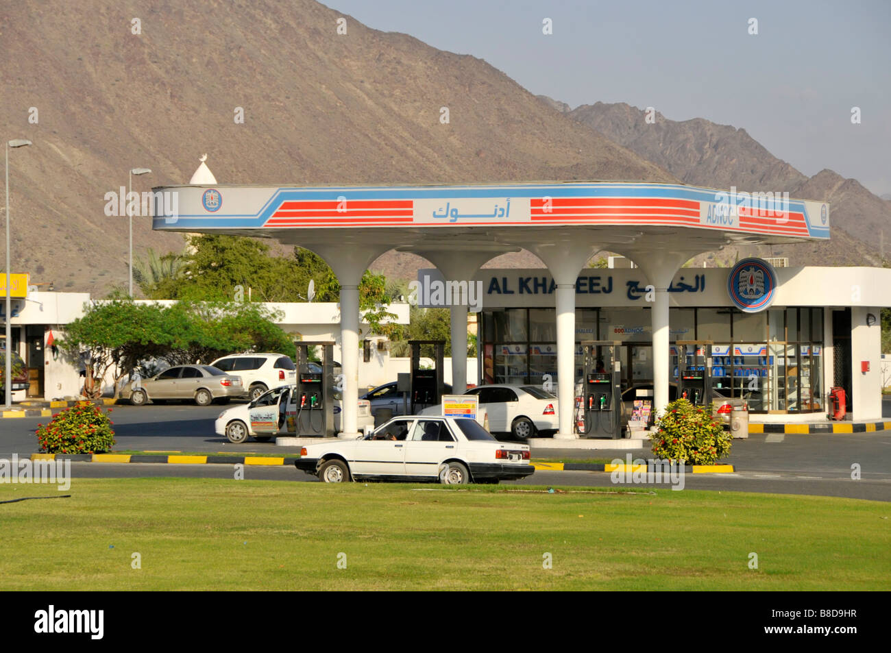 L'Emirato di Sharjah sul Golfo di Oman uno degli Emirati arabi uniti, tipica moderna stazione di riempimento benzina Foto Stock