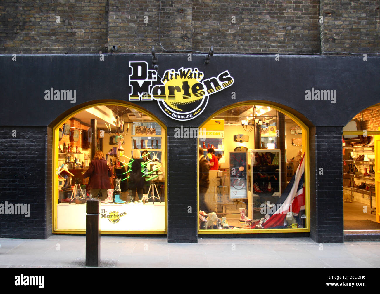 Il negozio di fronte al dottor Martens negozio di scarpe, Covent Garden di Londra. Gen 2009 Foto Stock