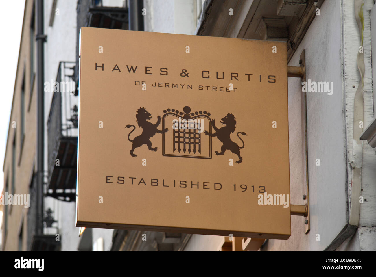Un segno al di fuori della Hawes & Curtis mens negozio di abbigliamento, Covent Garden di Londra. Gen 2009 Foto Stock
