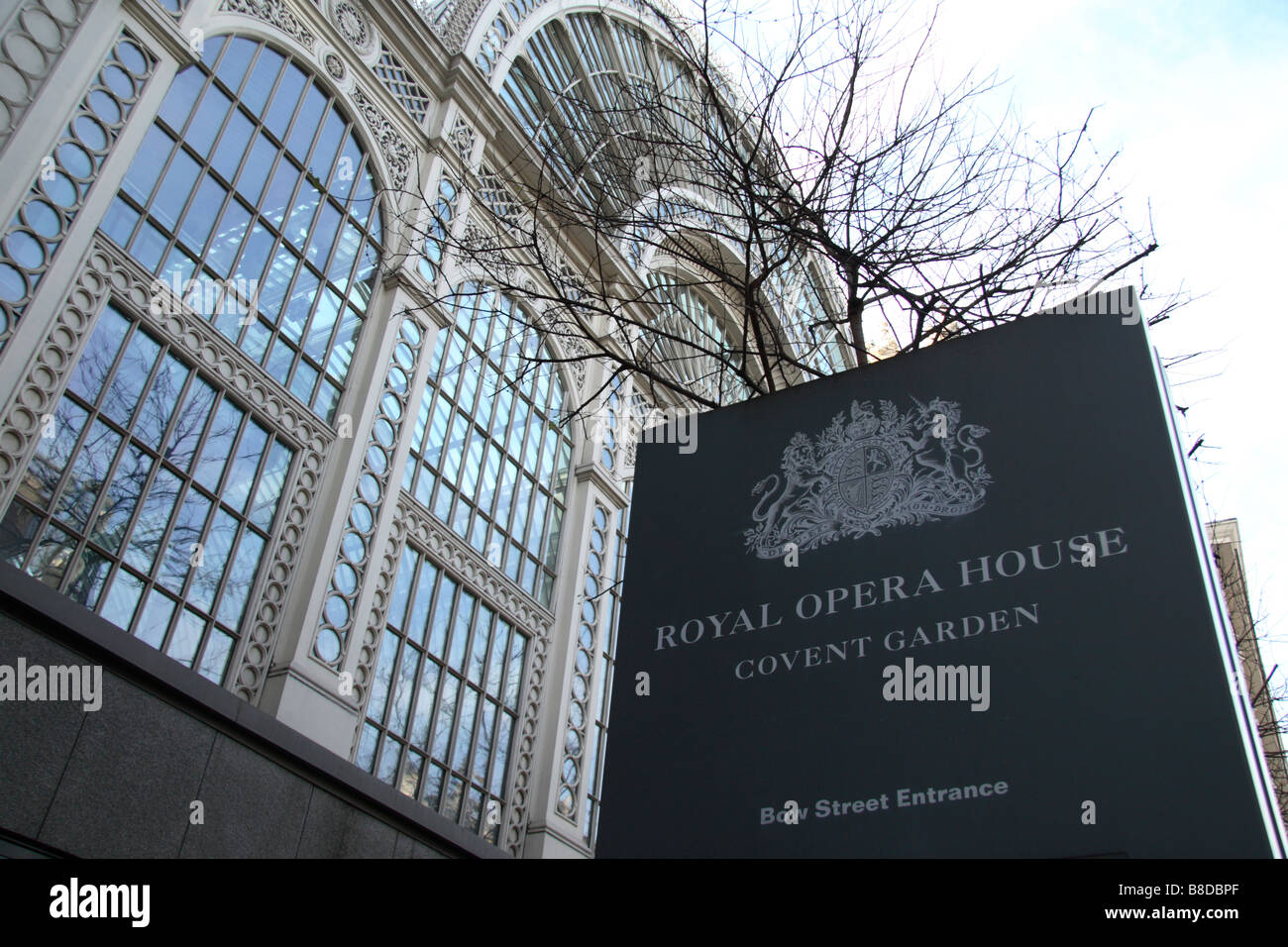 L'atrio centrale dietro una targa al Royal Opera House Covent Garden di Londra. Foto Stock