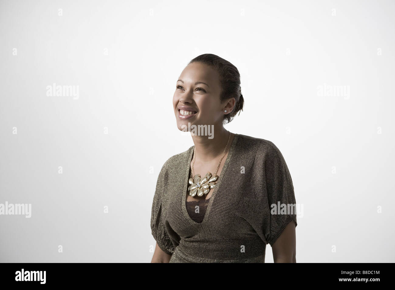 Giovane donna sorridente, vista da vicino Foto Stock