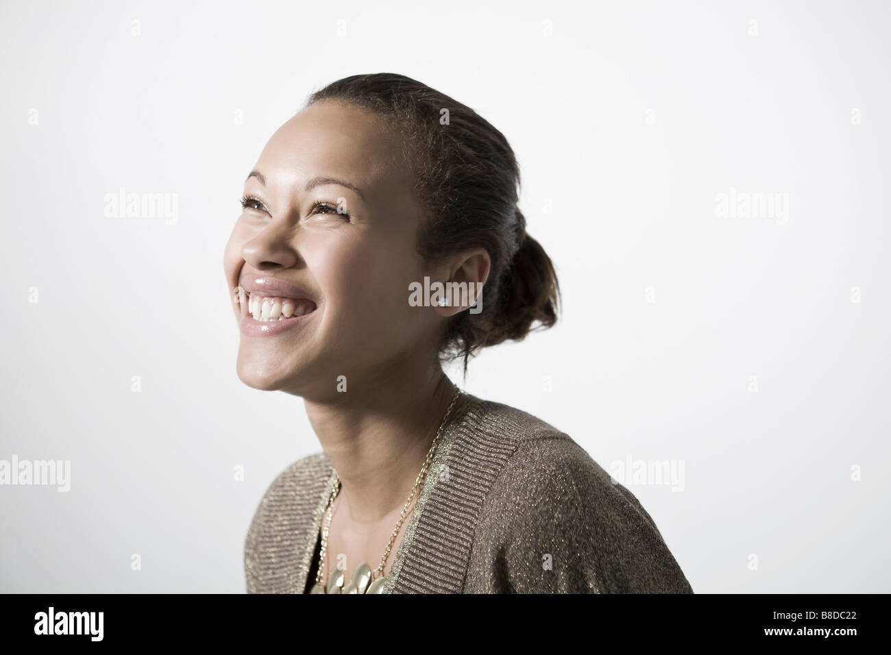 Giovane donna sorridente, vista da vicino Foto Stock