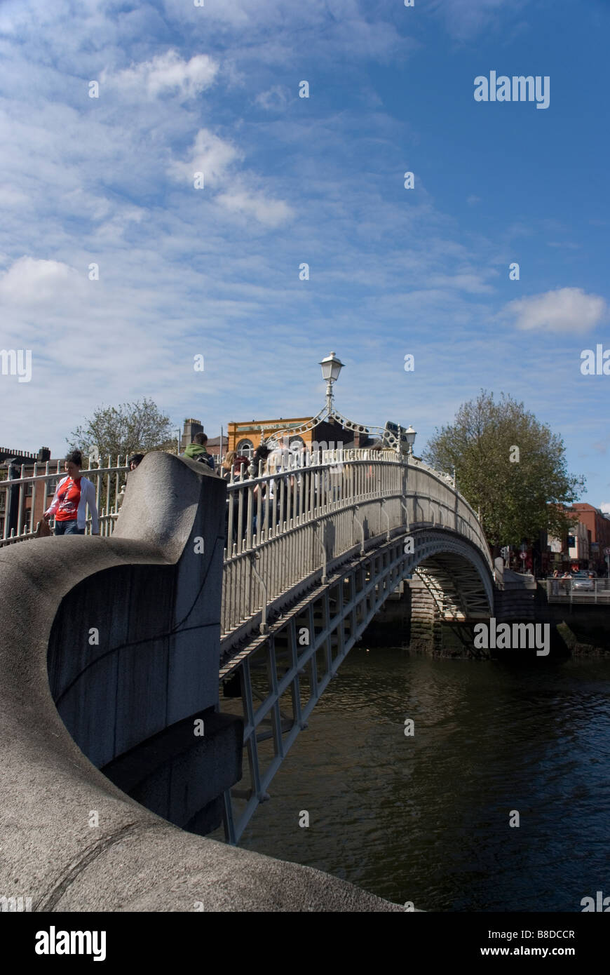 Ha'penny Bridge e al Fiume Liffey, Dublino, Irlanda Foto Stock