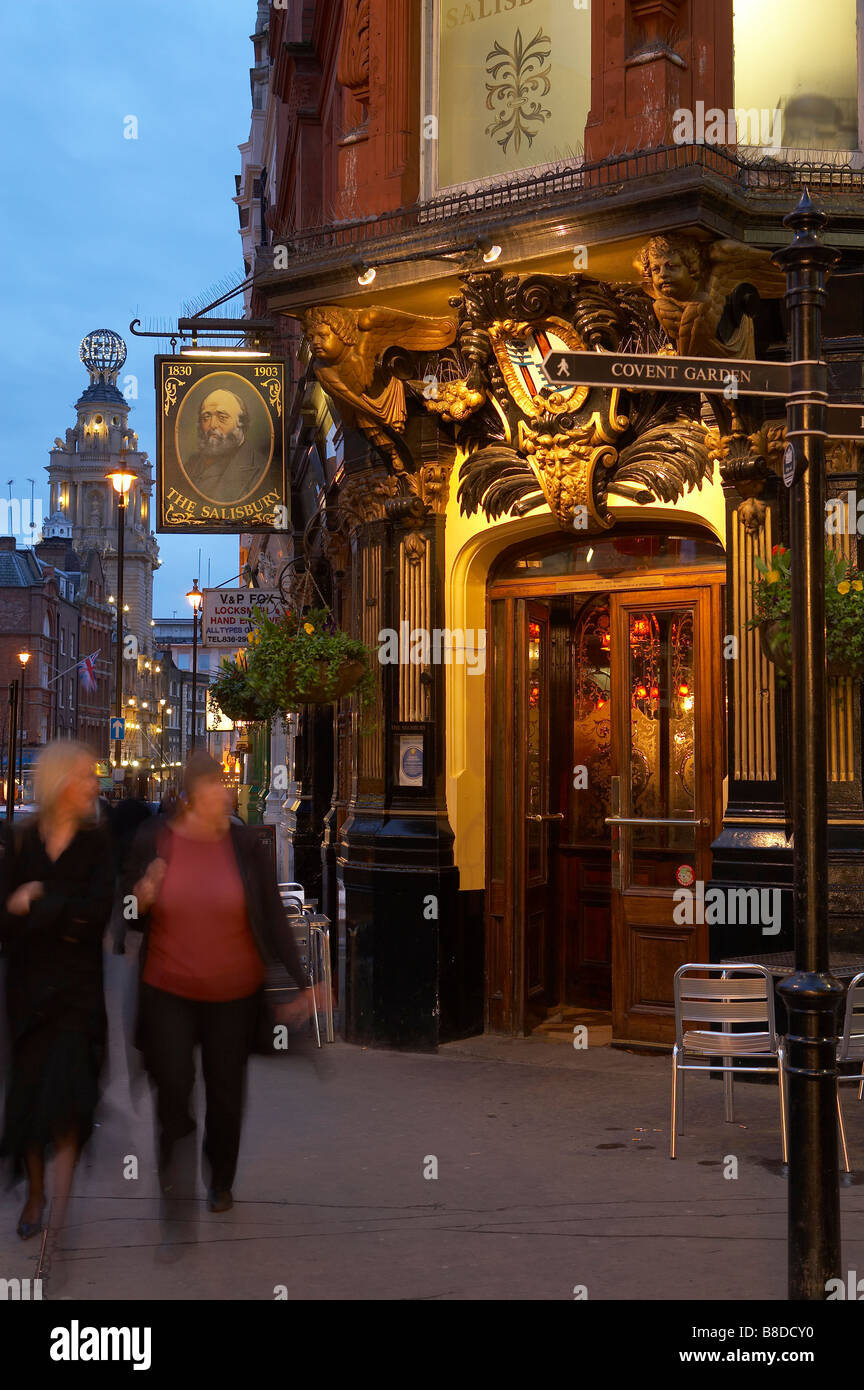 Pub londinese nr Covent Garden con il Globe Theatre al di là e al West End di Londra, Regno Unito Foto Stock