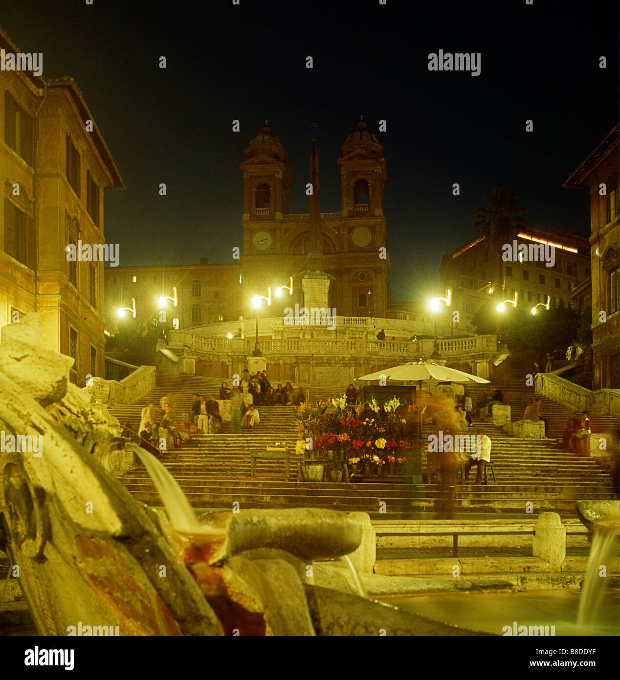 Roma, Italia, la Scalinata di piazza di spagna di notte. Nel periodo di Natale un presepe è trattenuto sui gradini. John Keats vissuto sulla Piazza, ora un museo. Foto Stock