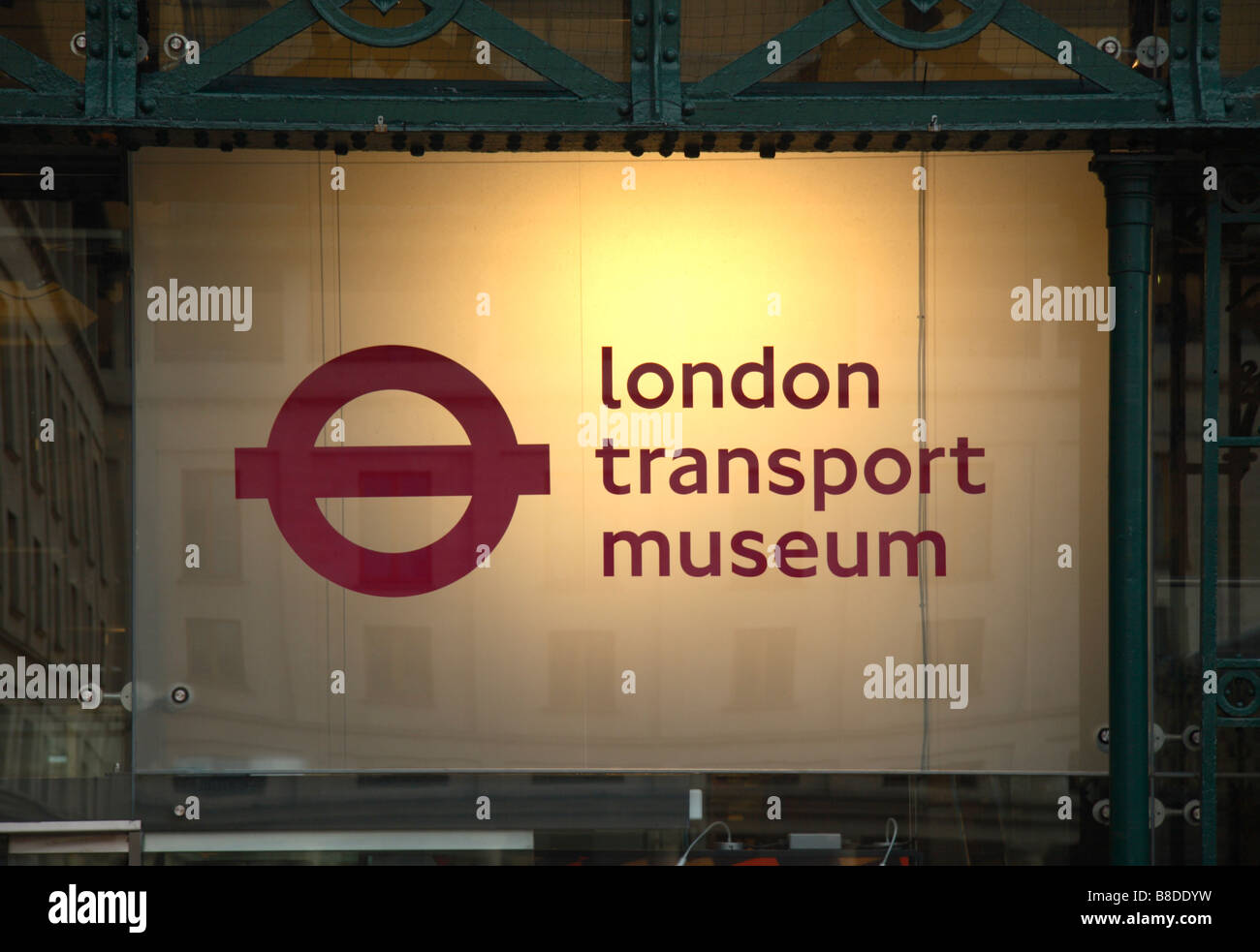 Un Museo dei Trasporti di Londra segno attraverso il vetro, Covent Garden di Londra. Gen 2009 Foto Stock