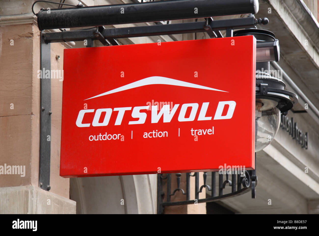 Un segno al di sopra del Cotswold adventure & outdoor negozio di abbigliamento, Covent Garden di Londra. Gen 2009 Foto Stock