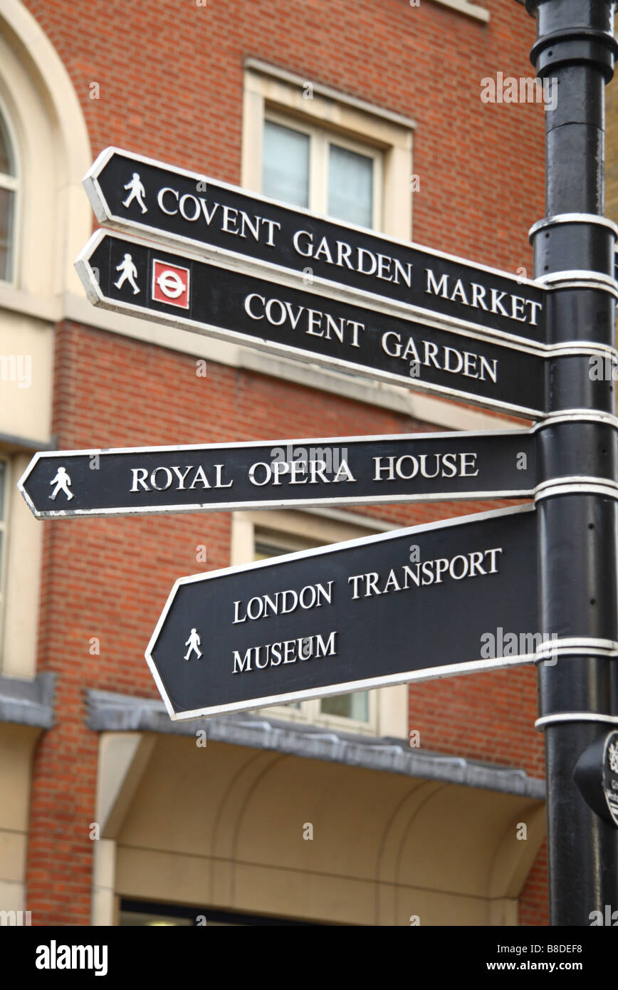 Una strada in direzione del cartello indicante le principali attrazioni turistiche in Covent Garden di Londra. Gen 2009 Foto Stock