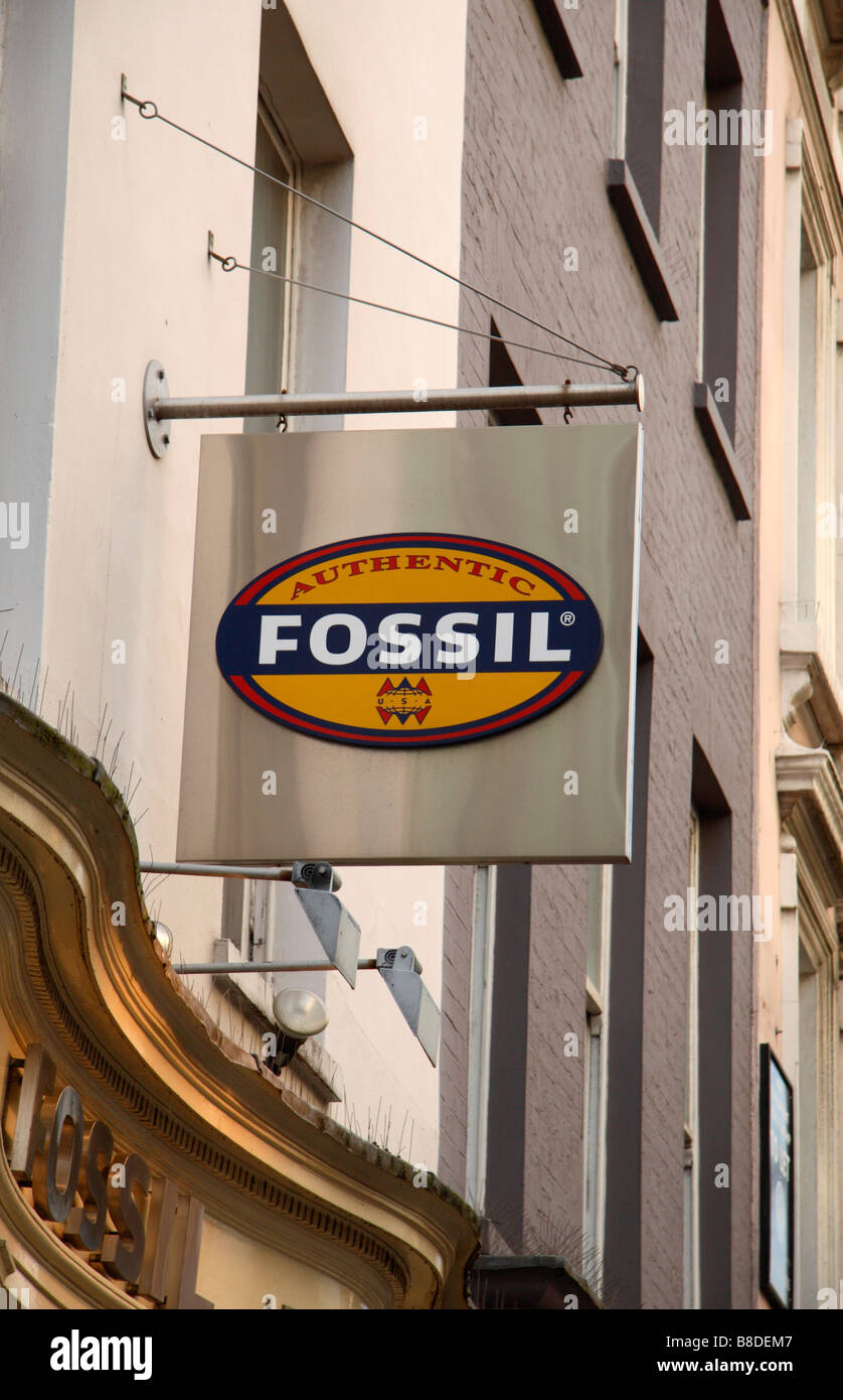 Un negozio segno sopra fossili di pelletteria, occhiali da sole & fashion shop, Covent Garden di Londra. Gen 2009 Foto Stock