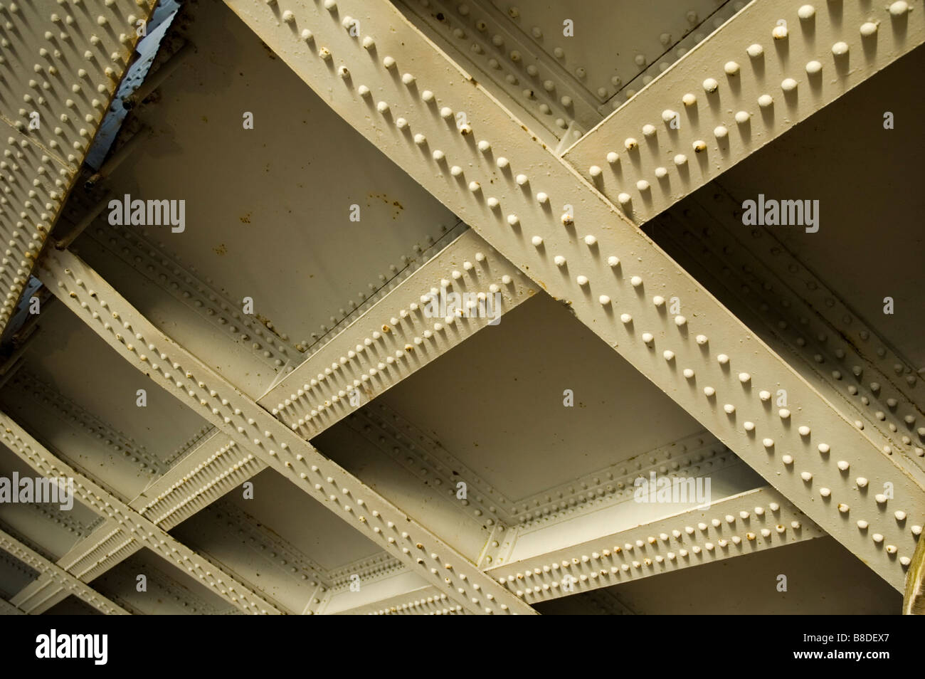 Dipinto di travi di acciaio sul lato inferiore di un ponte ferroviario Foto Stock